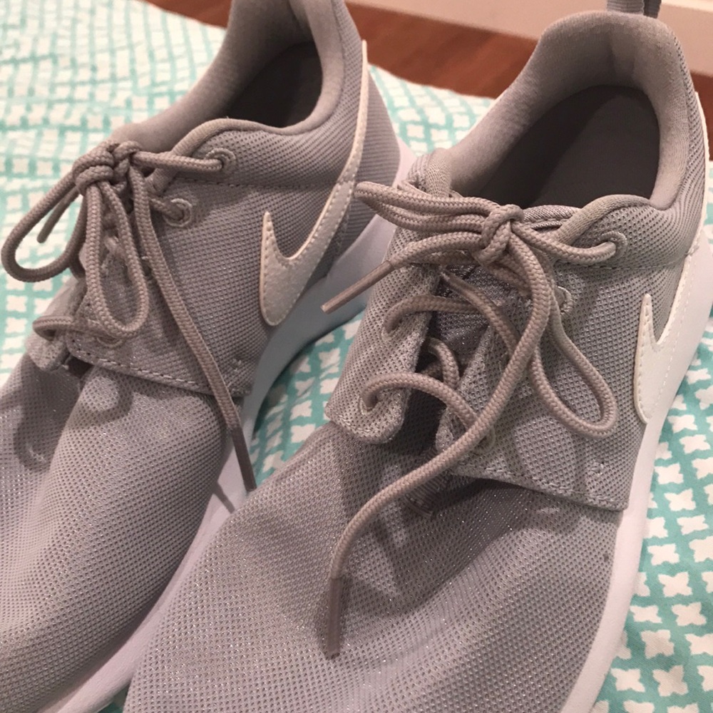 nike grey roshe